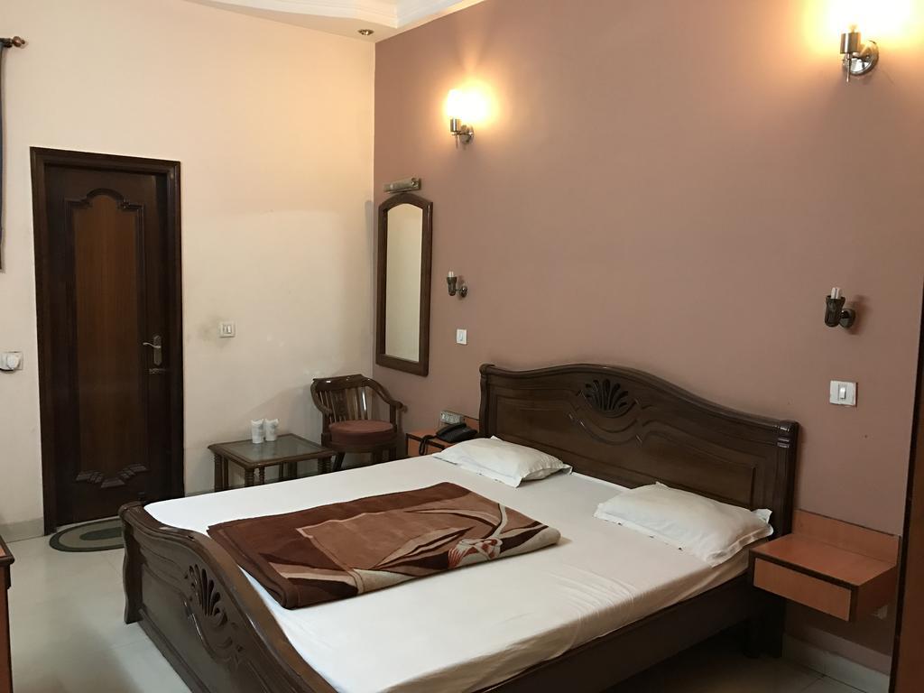 Hotel D R International Ambāla Esterno foto