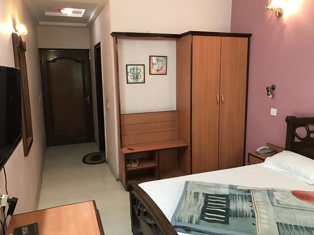 Hotel D R International Ambāla Esterno foto