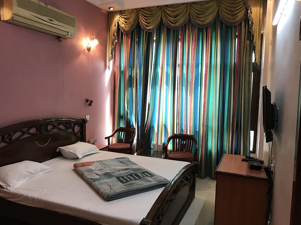 Hotel D R International Ambāla Esterno foto