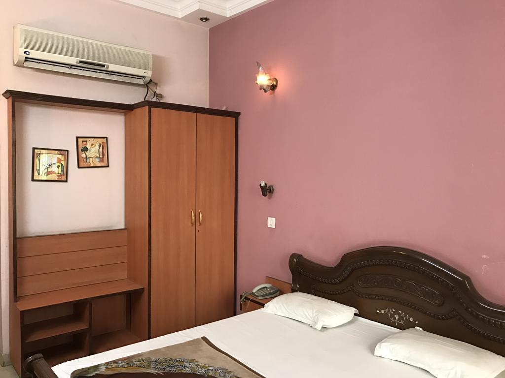 Hotel D R International Ambāla Esterno foto