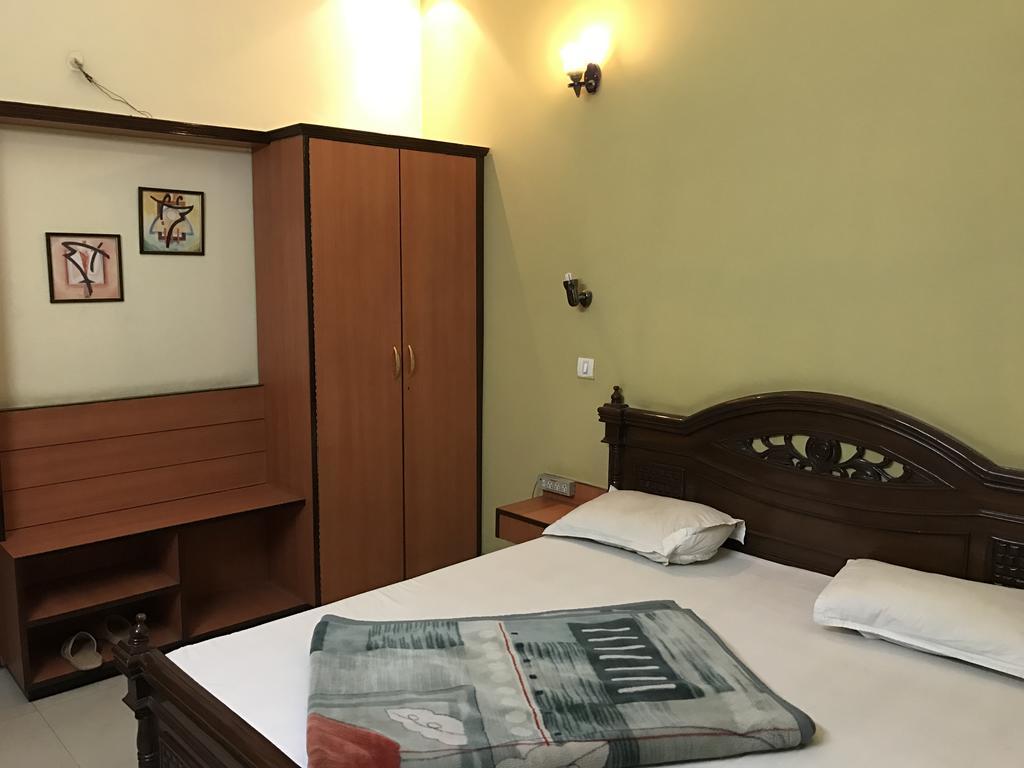 Hotel D R International Ambāla Esterno foto