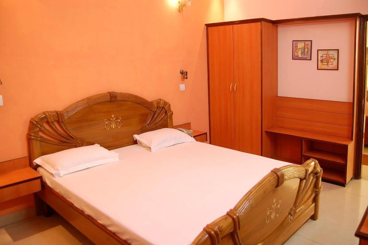 Hotel D R International Ambāla Esterno foto
